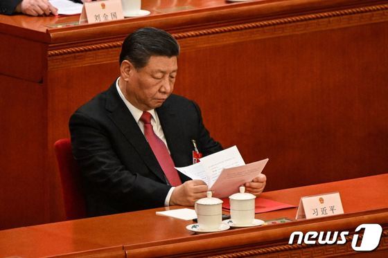 시진핑 중국 국가주석이 11일 (현지시간) 베이징 인민대회당에서 열린 전국인민대표대회(전인대) 폐막식서 보고서를 읽고 있다. 2024. 3. 12 © AFP=뉴스1 © News1 우동명 기자