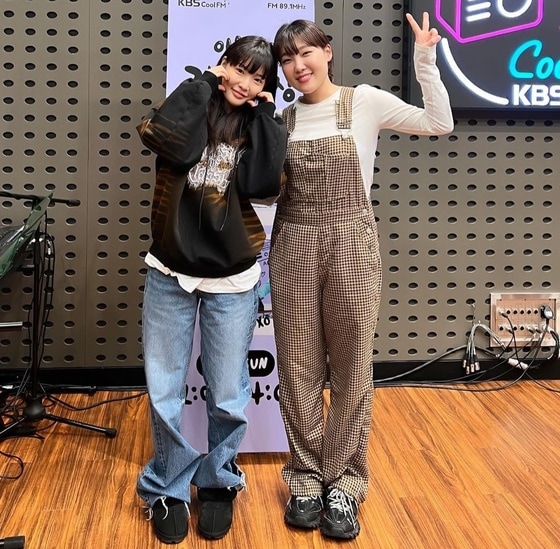 가수 청하(왼쪽)와 코미디언 이은지. (KBS Cool FM '이은지의 가요광장' 공식 SNS 갈무리) /뉴스1