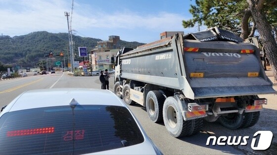 경북경찰 순찰차량이 화물차를 단속하고 있다(경북경찰청 제공)2024.3.13/뉴스1