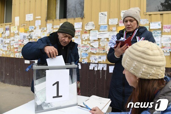 13일 (현지시간) 러시아가 점령한 우크라이나 마리우폴에서 주민들이 대통령 선거 사전 투표를 하고 있다. 2024. 3. 14 © AFP=뉴스1 © News1 우동명 기자