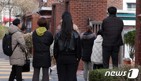 서울 한 초등학교에서 학부모들이 아이들이 등교하는 모습을 바라보고 있다. /뉴스1 © News1 김명섭 기자