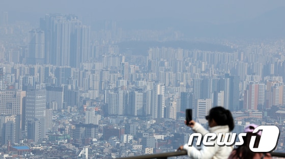 한국부동산원이 14일 발표한 '3월 둘째주(11일 기준) 주간 아파트 가격 동향'에 따르면 서울(0.08%)은 상승폭이 유지됐다. 이로써 서울은 43주째 상승세가 이어졌다. 사진은 이날 남산에서 바라본 아파트 모습. 2024.3.14/뉴스1 © News1 김명섭 기자