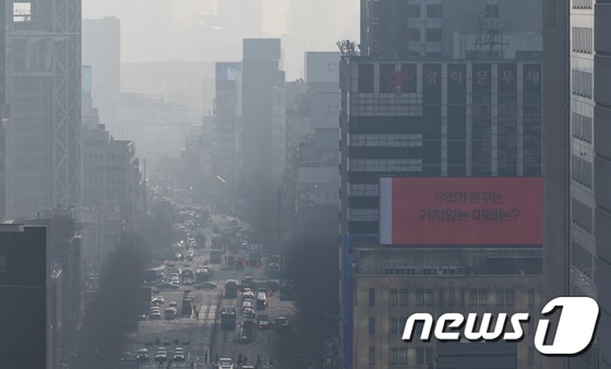 수도권 지역에 초미세먼지 농도가 '나쁨'을 나타낸 15일 오전 서울 도심이 뿌옇게 보이고 있다. 2024.3.15/뉴스1 © News1 이재명 기자