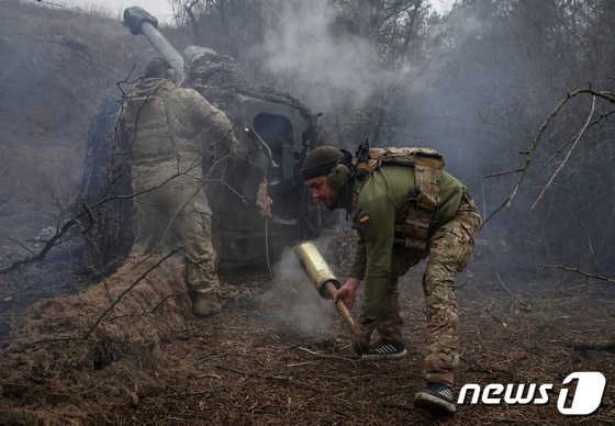 12일 (현지시간) 헤르손 진지에서 우크라이나 군이 러시아 군을 향해 발사할 D-30 곡사포를 장전하고 있다. 2024.3. 15 © 로이터=뉴스1 © News1 우동명 기자