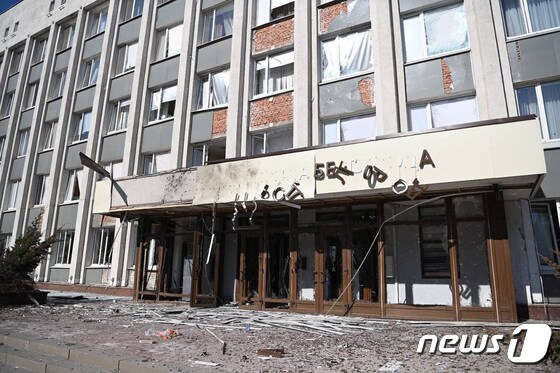 12일(현지시간) 우크라이나 국경 인근 러시아 벨고로드의 한 건물이 우크라이나군 드론 공격에 손상된 모습. 2024.03.12/ © 로이터=뉴스1 © News1 박재하 기자