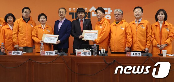 한국소아당뇨인협회 정책제안서 전달받는 개혁신당