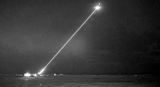 12일(현지시간) 영국 국방부가 신형 레이저 방공무기 '드래건파이어'(DragonFire)의 지난 1월 시험 발사 동영상을 공개했다. 사진은 드래건파이어가 목표물에 발사되는 순간. 2024.03.12/ (영국 국방부 갈무리)