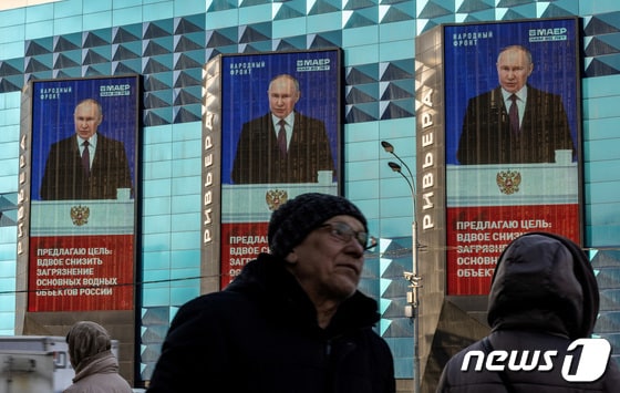 러시아 대통령 선거를 앞둔 2월 블라디미르 푸틴 대통령의 연설이 모스크바에 송출되는 모습. 2024.02.29/ © 로이터=뉴스1 © News1 박재하 기자