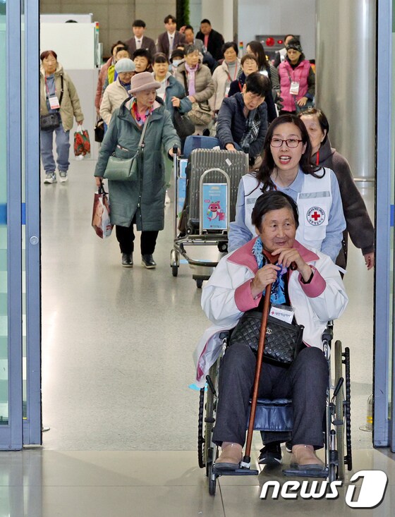 1세대 사할린 동포들이 17일 오후 인천국제공항 제1터미널을 통해 귀국하고 있다. 2024.3.17/뉴스1 © News1 장수영 기자