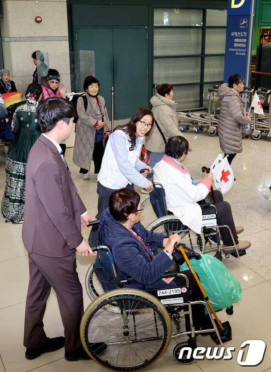 1세대 사할린 동포들이 17일 오후 인천국제공항 제1터미널을 통해 귀국하고 있다. 2024.3.17/뉴스1 © News1 장수영 기자