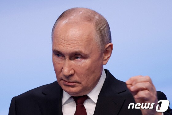 18일(현지시간) 러시아 모스크바에서 블라디미르 푸틴 러시아 대통령의 5선이 확실시된 가운데 기자회견을 열고 연설하고 있다. 2024.03.18 © 로이터=뉴스1 © News1 정지윤 기자
