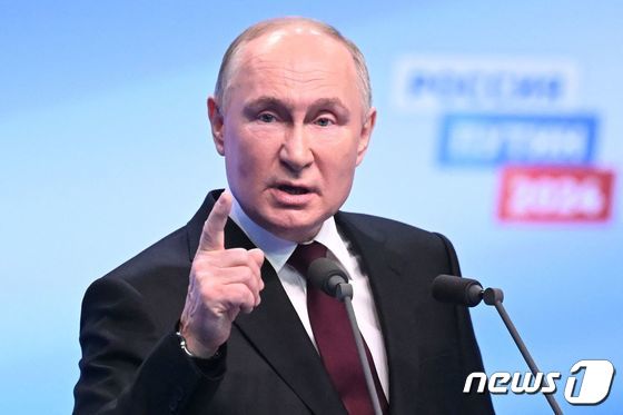 블라디미르 푸틴 러시아 대통령이 17일(현지시간) 대선 5선에 성공한 뒤 모스크바 선거운동 본부에서 취재진을 만나 “러시아는 더 강하고 효과적이어야 한다”고 밝히고 있다. 2024.3.18 © AFP=뉴스1 © News1 우동명 기자