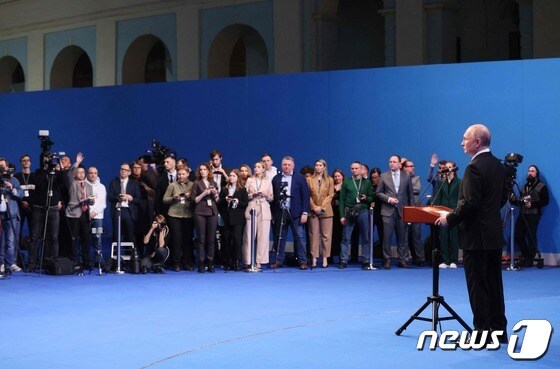 블라디미르 푸틴 러시아 대통령이 17일(현지시간) 대선 5선에 성공한 뒤 모스크바 선거운동 본부에서 취재진을 만나고 있다. 2024.3.18 © AFP=뉴스1 © News1 우동명 기자