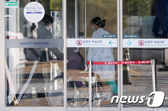 전공의들의 집단행동이 한 달째를 맞은 18일 서울의 한 대학병원에서 환자와 의료진이 의료현장으로 향하고 있다 2024.3.18/뉴스1 © News1 민경석 기자