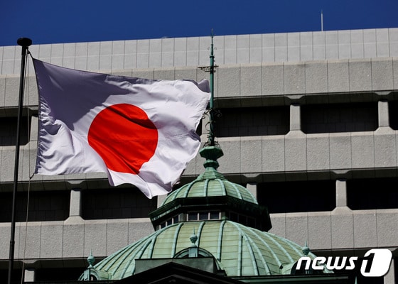 18일 일본 도쿄의 일본은행 지붕에 일장기가 펄럭이고 있다. 2024.03.18 © 로이터=뉴스1 © News1 정지윤 기자
