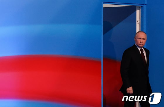 블라디미르 푸틴 러시아 대통령이 17일(현지시간) 대선 승리 후 자신의 선거운동본부 건물에서 기자회견을 열고 있다. 2024.3.17 © 로이터=뉴스1 © News1 강민경 기자