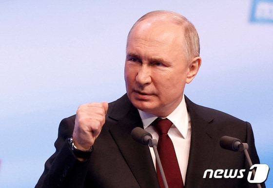 18일(현지시간) 러시아 모스크바에서 블라디미르 푸틴 대통령이 2024 대통령 선거 승리 연설을 하며 주먹을 불끈 쥐어보이고 있다. 2024.03.18/ © 로이터=뉴스1 © News1 권진영 기자