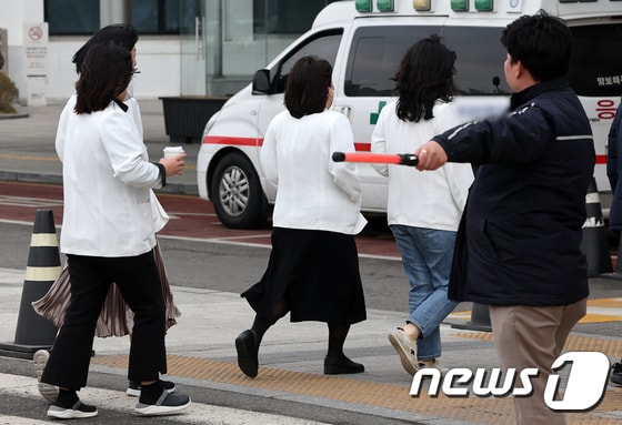 전공의들의 집단행동이 한 달 넘게 이어진 19일 서울의 한 대학병원에서 의료진이 발걸음을 옮기고 있다. 2024.3.19/뉴스1 © News1 김진환 기자
