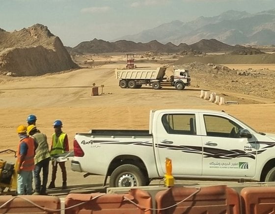 사우디아라비아 북서부 타부크(Tabuk)에 위치한 도로에서 공사가 진행되고 있다. 이 도로는 네옴시티 사업지로 이어진다. /사우디아라비아 공동 취재단 제공  