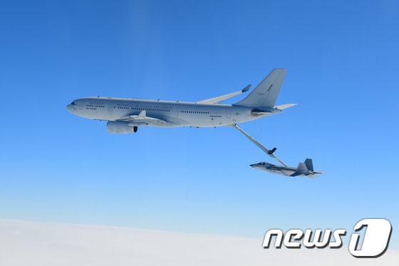 한국형 초음속 전투기 KF-21 '보라매'가 남해 상공에서 첫 공중급유 비행시험을 하고 있다. (방위사업청 제공) 2024.3.19/뉴스1