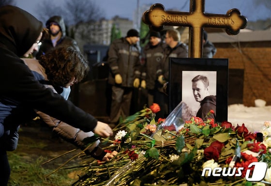 1일(현지시간) 모스크바 시민들이 나발니의 무덤에 헌화하고 있다. © 로이터=뉴스1 © News1 박형기 기자
