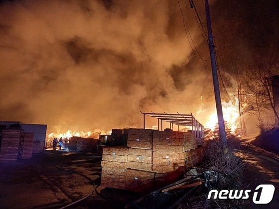 20일 오전 3시10분쯤 불이 난 경북 포항시 청하면의 폐목재처리공장에서 시뻘건 불길이 치솟고 있다.(경북소방본부 제공)