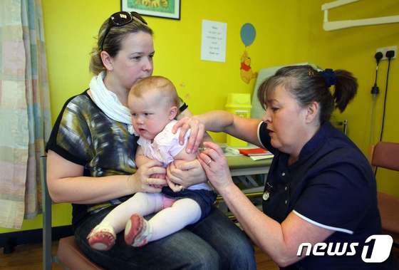 영국에서 한 아기가 MMR백신을 맞고 있다.© AFP=뉴스1