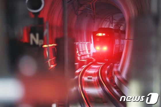 3월 20일 서울 강남구 수도권광역급행철도(GTX)-A 수서역에서 출발한 GTX-A 열차가 시범운행을 하고 있다. 2024.3.21/뉴스1 © News1 민경석 기자