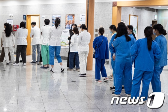 21일 서울시내 한 대학병원에서 의료진들이 점심식사를 위해 줄지어 서 있다.  2024.3.21/뉴스1 © News1 유승관 기자