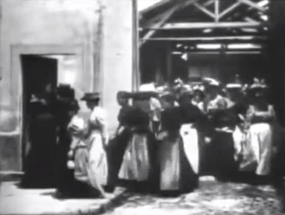 세계 최초의 영화 '리옹의 뤼미에르 공장을 나서는 노동자들'(출처: 루이 뤼미에르 제작, 흑백무성영화(1895), Wikimedia Commons, Public Domain)