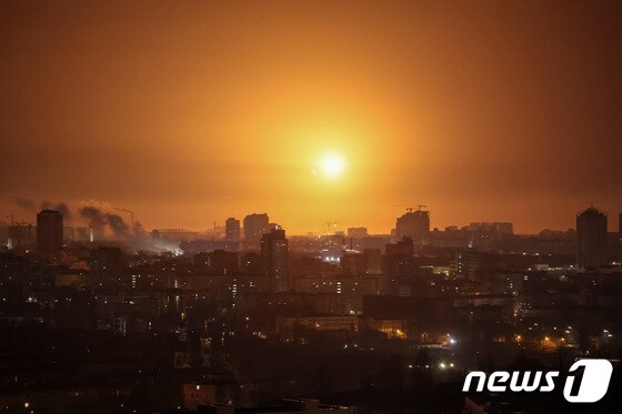 21일(현지시간) 우크라이나 키이우에 러시아군이 발사한 미사일이 떨어지고 있다. 2024.03.21 © 로이터=뉴스1 © News1 정지윤 기자