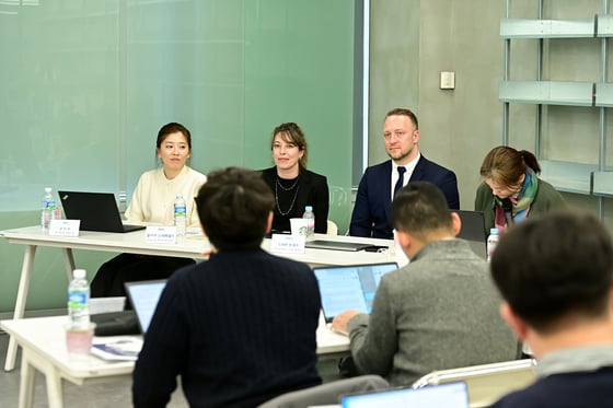 스위스 기반 오픈 액세스 출판사 'MDPI'는 20일 서울 중구에서 자사 서비스를 설명하고 있다. 사진은 MDPI 임직원들이 현장 기자들로부터 질문을 받는 모습