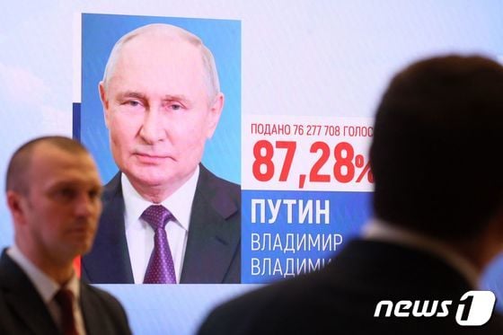 21일 (현지시간) 러시아 모스크바의 중앙 선관위에서 블라디미르 푸틴 러시아 대통령의 사진과 대선 최종 득표율 87.28%가 게시되어 있다. 2024. 3. 22 © AFP=뉴스1 © News1 우동명 기자