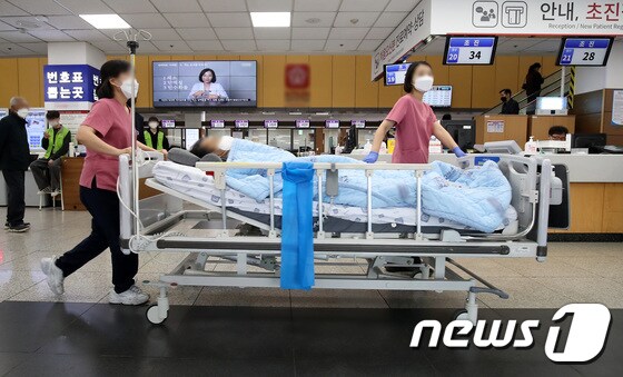 22일 대구의 한 대학병원에서 간호사들이 환자의 병상을 옮기고 있다. 2024.3.22/뉴스1 © News1 공정식 기자