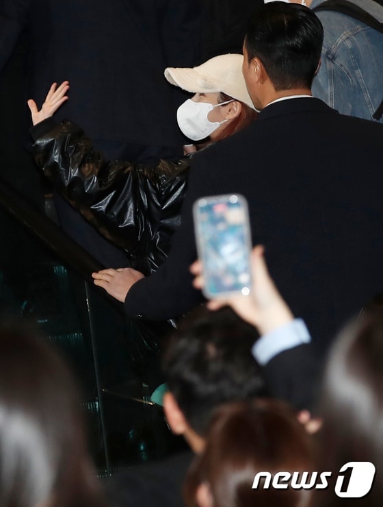 가수 아이유가 해외 일정을 위해 22일 김포공항을 통해 일본 도쿄로 출국하며 인사를 하고 있다. © News1 권현진 기자