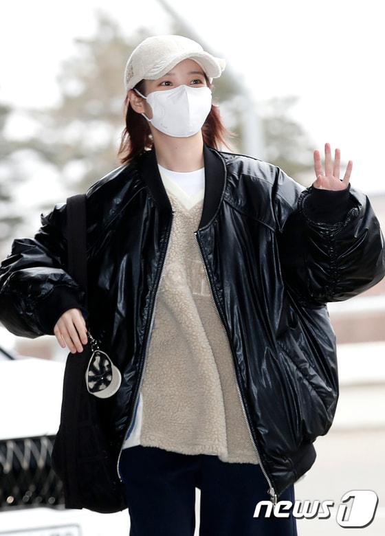가수 아이유가 해외 일정을 위해 22일 김포공항을 통해 일본으로 출국하고 있다. © News1 권현진 기자