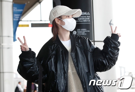 가수 아이유가 해외 일정을 위해 22일 김포공항에 도착해 일본으로 출국하기 전 인사를 하고 있다. © News1 권현진 기자
