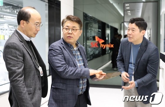김동구 한강청장(가운데)이 지난 2월 1일 이천 SK하이닉스를 방문해 반도체 생산공정에 대한 설명을 듣고 있는 모습.(한강청 제공). 