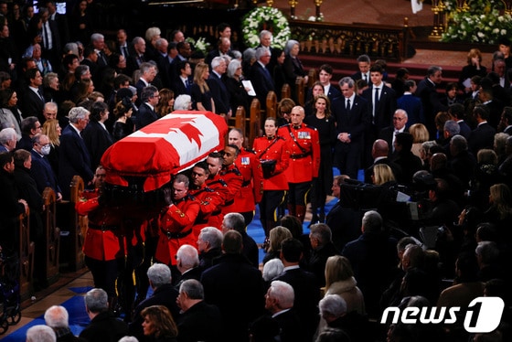 브라이언 멀로니 전 캐나다 총리의 장례식이 24일(현지시간) 캐나다 몬트리올의 노트르담 바실리카에서 엄수되고 있다. 2024.3.24 © 로이터=뉴스1 © News1 강민경 기자