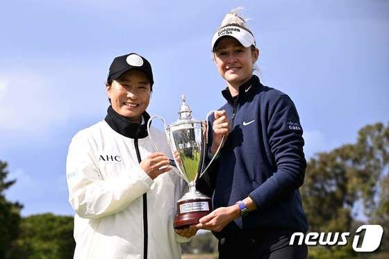 박세리(왼쪽)가 박세리 챔피언십 우승자인 넬리 코다와 포즈를 취하고 있다. © AFP=뉴스1