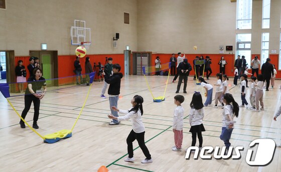 25일 오후 경기 용인시 기흥구 마성초등학교에서 아이들이 늘봄학교 체육프로그램으로 배구 수업을 받고 있다. 2024.3.25/뉴스1 © News1 김영운 기자