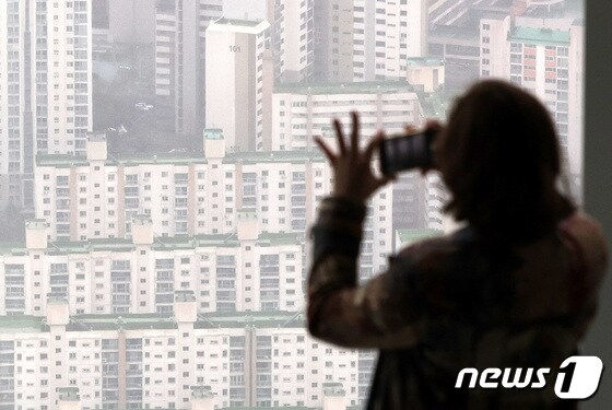  서울 송파구 서울스카이 전망대에서 아파트 단지가 보이고 있다. 2024.3.25/뉴스1 © News1 박지혜 기자