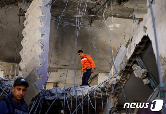 한 팔레스타인 소년이 25일(현지시간) 이스라엘의 공습으로 무너진 가자지구 라파의 한 건물 안에서 돌아다니고 있다. 2024.03.25 © 로이터=뉴스1 © News1 정지윤 기자