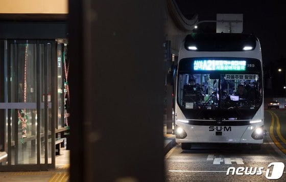 서울시가 운영 중인 세계 최초 심야 자율주행버스. © News1 이동해 기자 