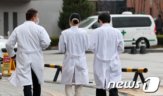 26일 서울 시내 한 대학 병원에서 의료진들이 이동하고 있다. 2024.3.26/뉴스1 © News1 김진환 기자