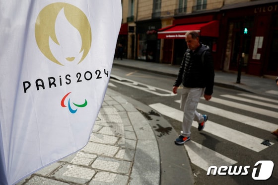 2024 파리 하계 올림픽을 4개월 앞둔 지난달 25일(현지시간) 프랑스 파리의 거리에 올림픽을 알리는 깃발이 걸려 있다. 2024.03.25. © 로이터=뉴스1 © News1 정윤영 기자