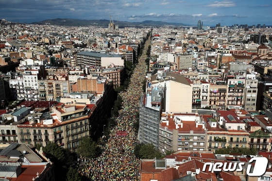 스페인 바르셀로나에서 카탈루냐 국경일 '라 디아다'를 맞아 수천 명의 사람들이 사그라다 파밀리아 대성당 주위에 몰려들었다. 2017.09.11/ © 로이터=뉴스1 © News1 권진영 기자