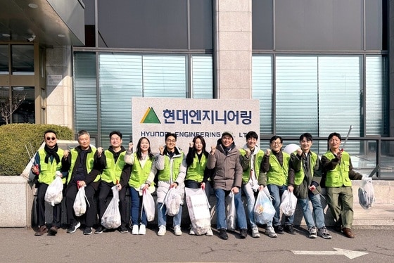 지난 13일 환경 정화 봉사활동에 참여한 현대엔지니어링 임직원들과 배우 김석훈이 기념 사진을 촬영하고 있다.