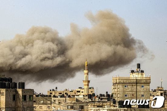 27일(현지시간) 팔레스타인 가자지구 남부 라파에서 이스라엘의 공습 이후 연기가 피어오르고 있다. 2024.03.27 © News1 정지윤 기자