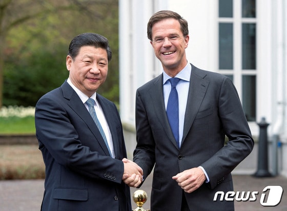 시진핑 중국 국가주석과 마르크 뤼터 네덜란드 총리가 악수를 나누고 있다. © 로이터=뉴스1 © News1 권진영 기자